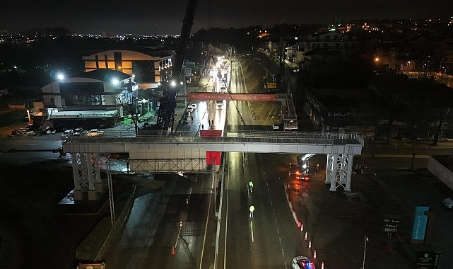 Başiskele Kavşağı&rsquo;nda &lsquo;78 tonluk&rsquo; gece mesaisi