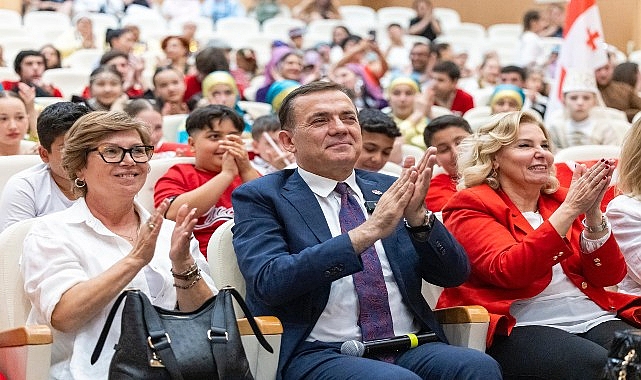 Başkan Abdullah &Ouml;zyiğit ve Meclis &Uuml;yeleri koltuklarını &ccedil;ocuklara devretti