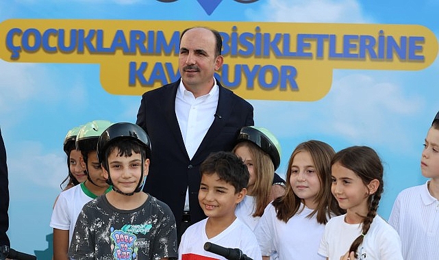 Başkan Altay 40 G&uuml;n Sabah Namazına Giderek Bisiklet Kazanan &Ccedil;ocuklarla Buluştu