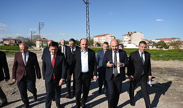 Başkan Altay, Başkan Kılca ve Genel M&uuml;d&uuml;r Yılmaz Ak&ccedil;eşme Kentsel D&ouml;n&uuml;ş&uuml;m Alanı ve Kadınlar Pazarı&rsquo;nı İnceledi