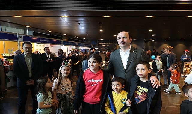 Başkan Altay &Ccedil;ocuk Kitap G&uuml;nleri&rsquo;nin Son G&uuml;n&uuml;nde &Ccedil;ocukların Coşkusuna Ortak Oldu