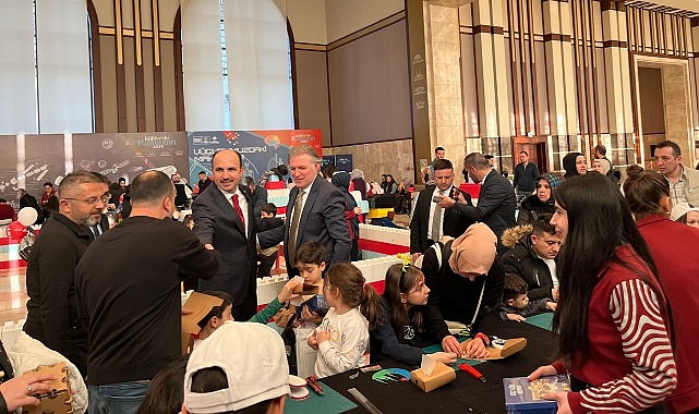 Başkan Altay &ldquo;K&uuml;lliye&rsquo;de Ramazan&rdquo; Etkinliklerinde Yer Alan Konya Bilim Merkezi Etkinlik Alanında &Ccedil;ocuklarla Buluştu