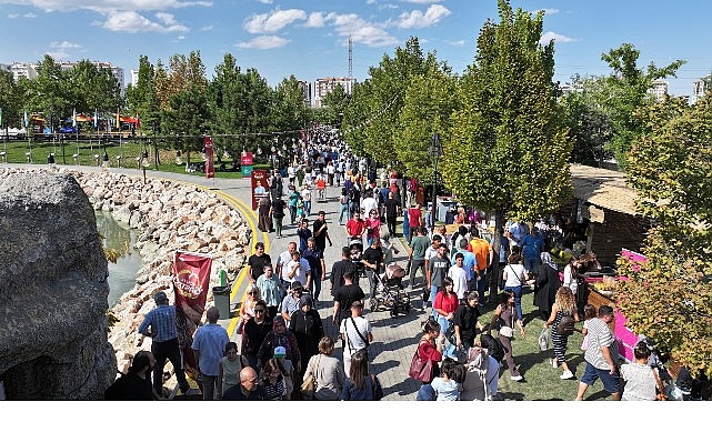 Başkan Altay T&uuml;m Lezzet Tutkunlarını Pazar Akşamına Kadar Devam Edecek GastroFest&rsquo;e Davet Etti