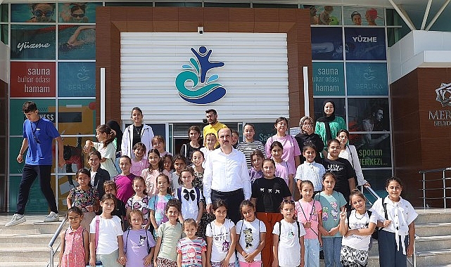 Başkan Altay Yaz Tatilinde Y&uuml;zme &Ouml;ğrenen &Ccedil;ocuklarla Buluştu