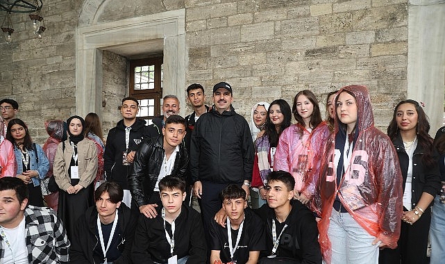 Başkan Altay YHT ile G&uuml;n&uuml;birlik İstanbul Gezisine Katılan &Ouml;ğrencilere Eşlik Etti