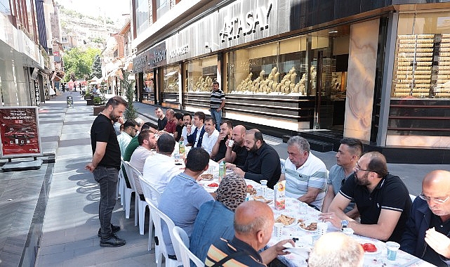 Başkan Arı, &Ccedil;arşı Esnafıyla Kahvaltı Yaptı