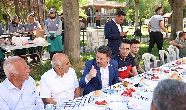 Başkan Arı, Esnafıyla Vatandaşıyla Her G&uuml;n Bir Arada