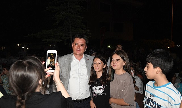 Başkan Aydın, G&uuml;neştepe&rsquo;de &ccedil;ocuklarla a&ccedil;ık hava sinemasında buluştu