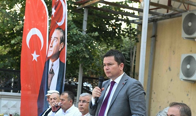 Başkan Aydın halkın dertlerini dinleyerek &ccedil;&ouml;z&uuml;mler &uuml;retiyor