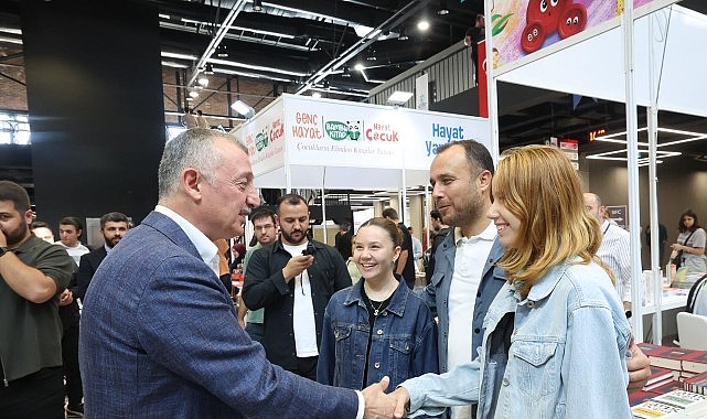 Başkan B&uuml;y&uuml;kakın fuarı gezdi kitap severler ile sohbet etti