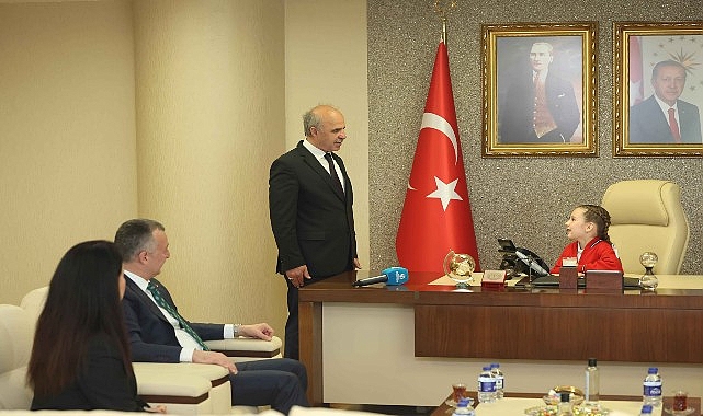 Başkan B&uuml;y&uuml;kakın geleneği bozmadı: &Ccedil;ocuk Bayramı'nda Başkan Damla oldu