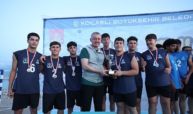 Başkan B&uuml;y&uuml;kakın, gen&ccedil;lerin enerjisine ortak oldu; Plaj Şenlikleri Sekapark'ta başladı
