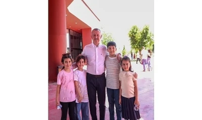 Başkan B&uuml;y&uuml;kakın, karne alan &ouml;ğrencilerin mutluluğunu paylaştı