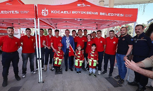 Başkan B&uuml;y&uuml;kakın&rsquo;a &ccedil;ocuklardan sevgi seli