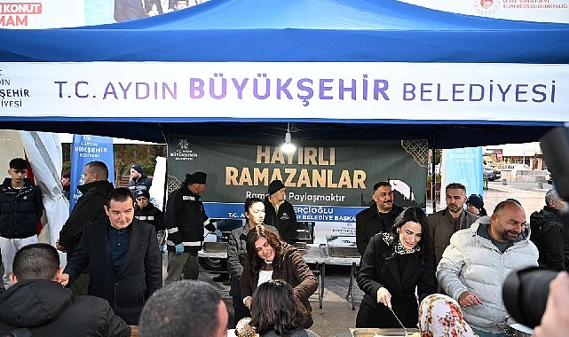 Başkan &Ccedil;er&ccedil;ioğlu Atat&uuml;rk Kent Meydanı'nda kurulan iftar sofrasında vatandaşlarla bir araya geldi