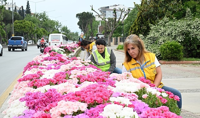 Başkan &Ccedil;er&ccedil;ioğlu Efeler&rsquo;i Bahar &Ccedil;i&ccedil;ekleri ile S&uuml;sledi