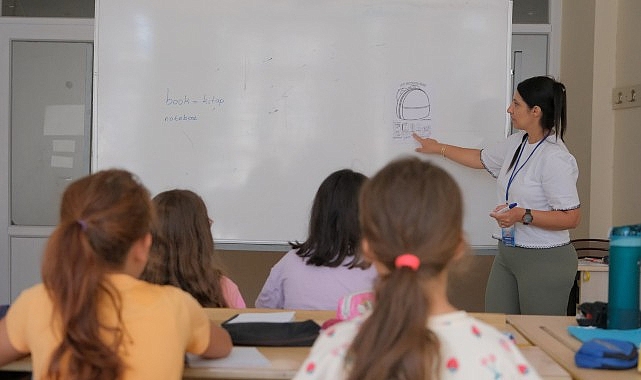 Başkan &Ccedil;er&ccedil;ioğlu&rsquo;ndan Eğitime Tam Destek: Aydınlı &Ccedil;ocuklar Yazı İngilizce &Ouml;ğrenerek Ge&ccedil;iriyor