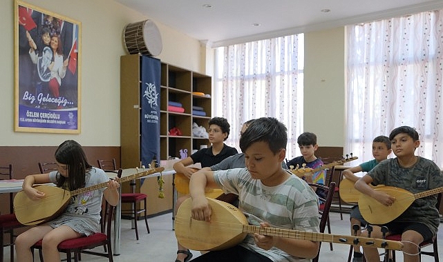 Başkan &Ccedil;er&ccedil;ioğlu&rsquo;ndan Gen&ccedil;lere K&uuml;lt&uuml;rel Destek: Yaz Kurslarıyla Bağlama &Ouml;ğreniyorlar
