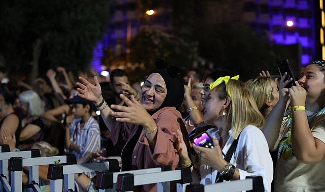 Başkan &Ccedil;er&ccedil;ioğlu&rsquo;ndan Kuşadası&rsquo;nda M&uuml;zik Dolu Gece