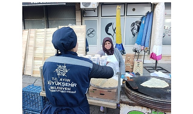 Başkan &Ccedil;er&ccedil;ioğlu&rsquo;ndan Vatandaşlara ve Pazarcı Esnafına Sıcak İkram