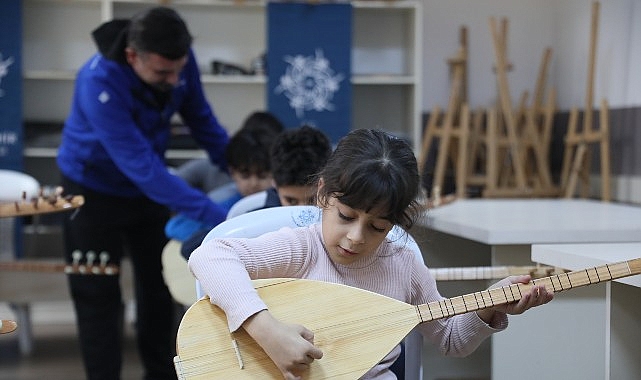 Başkan &Ccedil;er&ccedil;ioğlu&rsquo;nun Etkinlikleri ile Aydınlı &Ccedil;ocukları T&uuml;rk Halk M&uuml;ziğinin Eşsiz Notalarını &Ouml;ğreniyor
