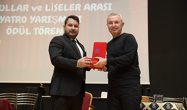 Başkan &Ccedil;ırpanoğlu&rsquo;ndan tiyatrocu &ouml;ğrencilere destek