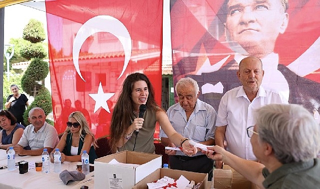 Başkan Denizli, &Ccedil;eşme&rsquo;de 32 yıllık tapu sorununu &ccedil;&ouml;zd&uuml;