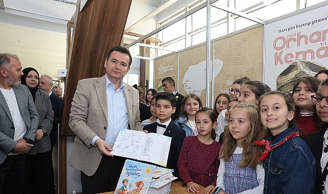 Başkan Erkan Aydın Bursa 23. Kitap Fuarı&rsquo;nda &Ccedil;ocuk Yazarlarla Buluştu