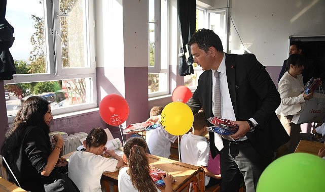 Başkan Erkan Aydın&rsquo;dan &ouml;ğrencilere ilk ders s&uuml;rprizi
