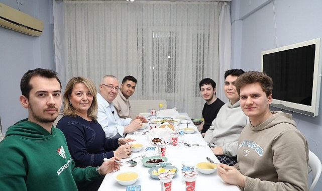 Başkan Ertaş &uuml;niversite &ouml;ğrencilerinin iftar sofrasına konuk oldu