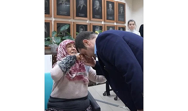 Başkan &Ouml;v&uuml;n&ccedil; Demir ile Cemile Teyzenin  Duygulandıran Buluşması Milyonlara Ulaştı