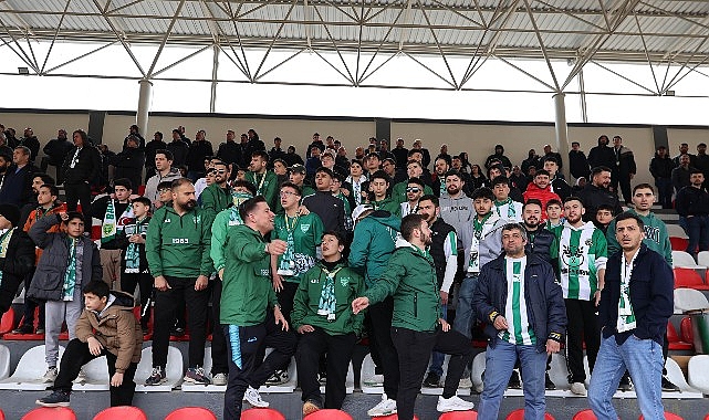 Başkan &Ouml;zarslan Bağlumspor&rsquo;a Trib&uuml;nden Destek Verdi, Galibiyet Sevincini Paylaştı