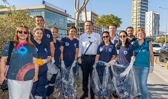 Başkan &Ouml;zyiğit, vatandaşlarla birlikte &ccedil;evre temizliği yaptı
