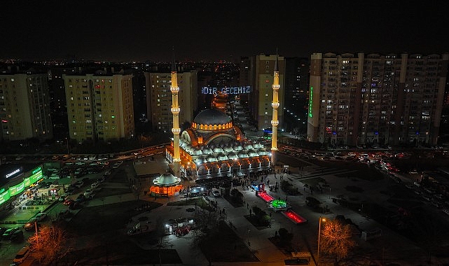 Başkan Pekyatırmacı Kadir Gecesi&rsquo;nde Vatandaşlarla Sel&ccedil;uklu Merkez Camii&rsquo;nde Buluştu