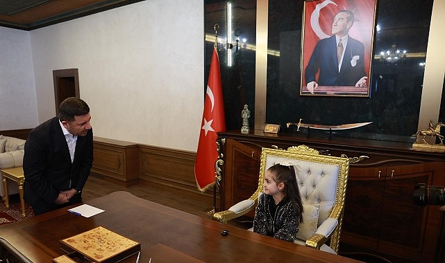 Başkan Rasim Arı, 23 Nisan'da Koltuğu &Ccedil;ocuklara Devretti
