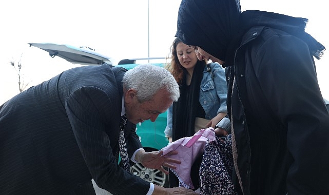 Başkan Şadi &Ouml;zdemir &ldquo;Anne Taksi&rdquo;nin direksiyonuna ge&ccedil;ti