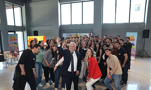 Başkan Şadi &Ouml;zdemir Gen&ccedil;lik Bayramı&rsquo;nda gen&ccedil;lerle buluştu