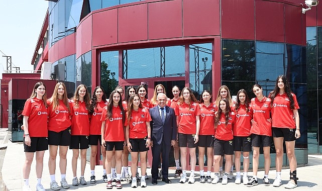 Başkan Şadi &Ouml;zdemir&rsquo;den filenin gen&ccedil; sultanlarına motivasyon ziyareti