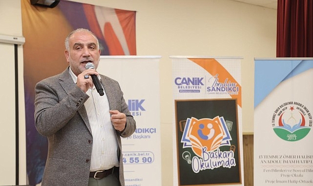 Başkan Sandık&ccedil;ı, "3 yıldır kesintisiz şekilde, herhangi bir &ouml;zel koşul olmadan, t&uuml;m &ouml;ğrencilere burs desteği sağlayan tek belediyeyiz"