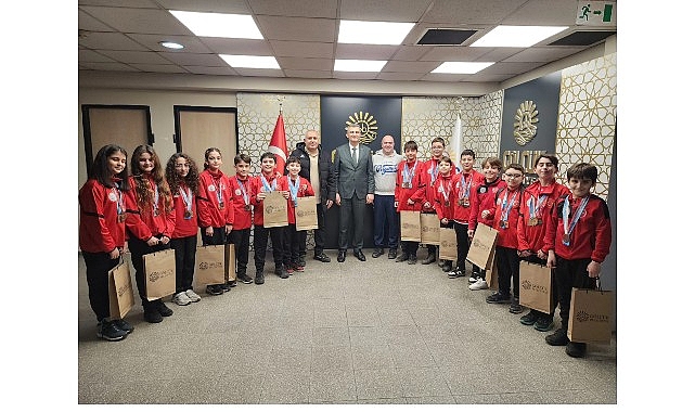 Başkan Sezer G&ouml;lc&uuml;k Belediyesporlu Y&uuml;z&uuml;c&uuml;leri Ağırladı