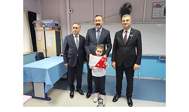 Başkan Sezer, &Ouml;ğrencilerin Karne Heyecanına Ortak Oldu