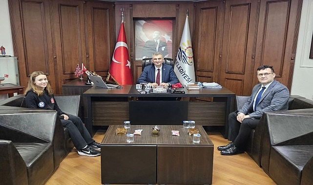 Başkan Sezer Şampiyon Milli y&uuml;z&uuml;c&uuml; G&ouml;kalp&rsquo;i Tebrik Etti
