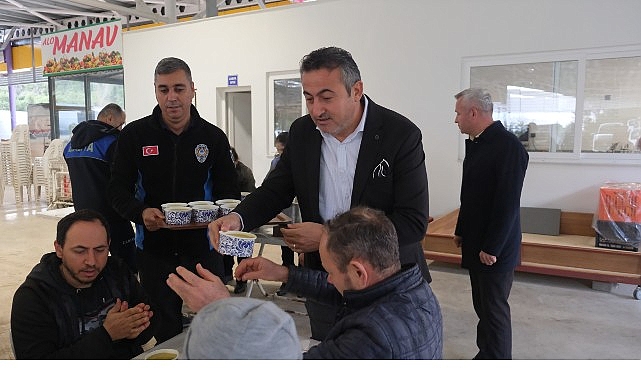 Başkan Topaloğlu'ndan pazar esnafına &ccedil;orba ikramı