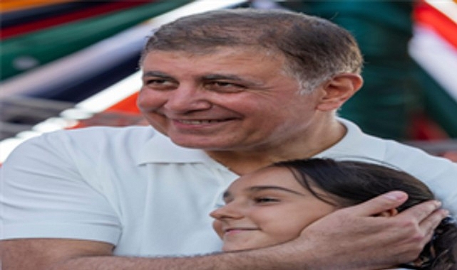 Başkan Tugay 94. İEF&rsquo;de &ccedil;ocukları misafir etti