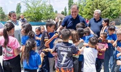 Başkan Tugay&rsquo;dan Kirazlı &ccedil;ocuklara karne hediyesi
