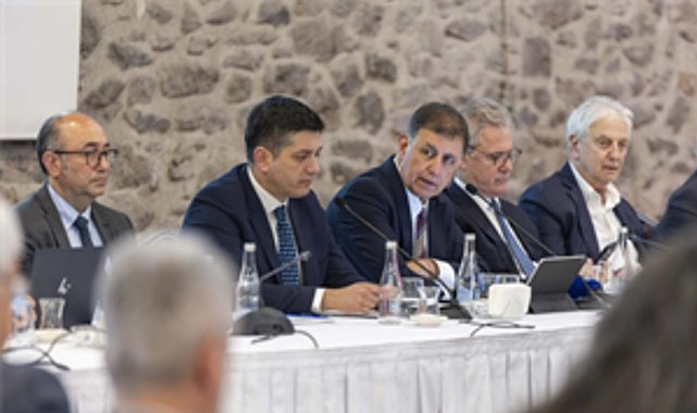 Başkan Tugay: Enerji g&uuml;venliği i&ccedil;in şehirler kendi sistemlerini kurmalı