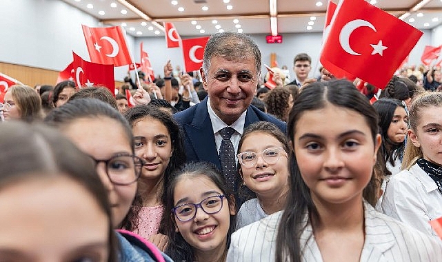 Başkan Tugay gen&ccedil;leri ve &ccedil;ocukları ağırladı
