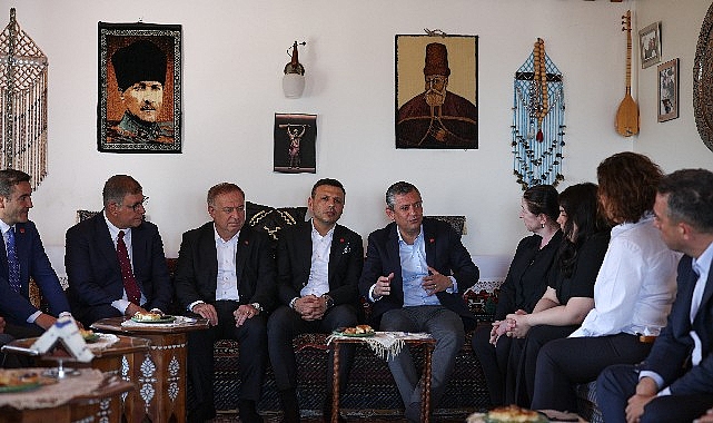 Başkan Tugay, İstanbul'da CHP Genel Başkanı &Ouml;zg&uuml;r &Ouml;zel ile bir araya geldi