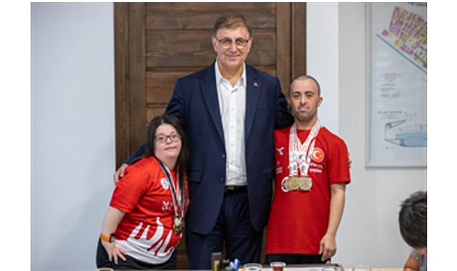 Başkan Tugay, İzmir&rsquo;in gururu B&uuml;y&uuml;kşehir sporcularını ağırladı