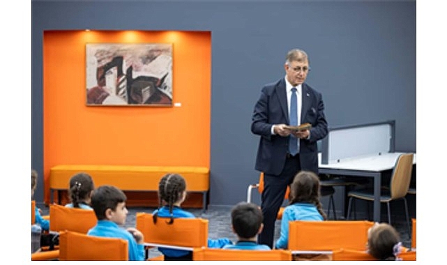 Başkan Tugay k&uuml;t&uuml;phanede &ccedil;ocuklara hikaye okudu